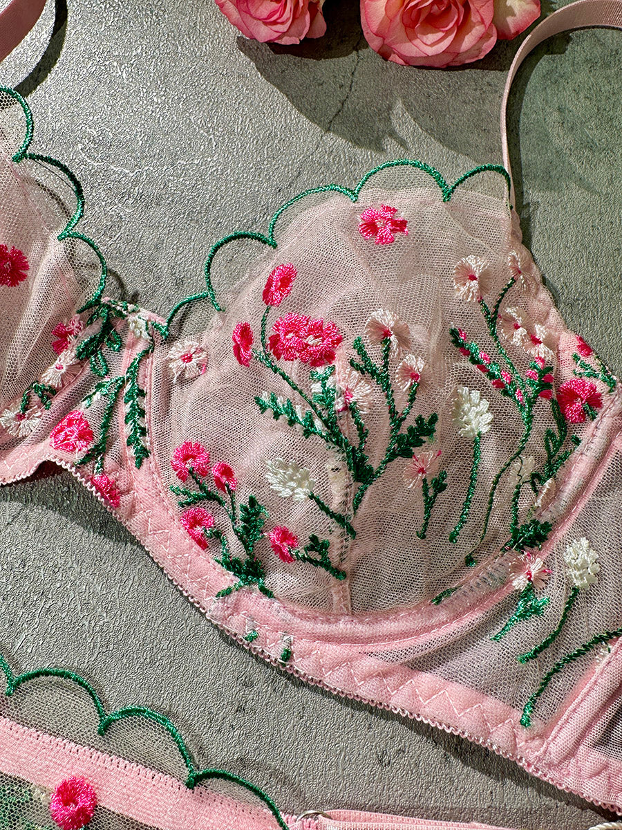 Rosa broderade underkläder med tusensköna design